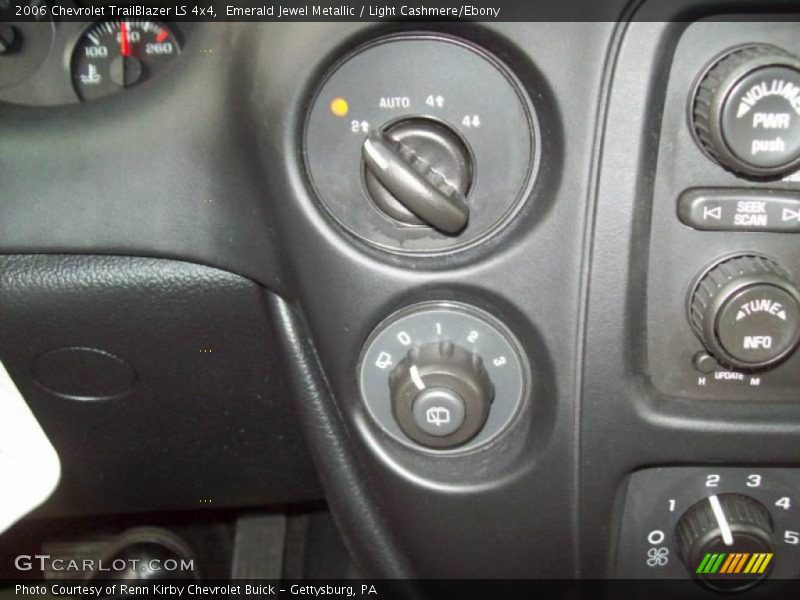 Emerald Jewel Metallic / Light Cashmere/Ebony 2006 Chevrolet TrailBlazer LS 4x4