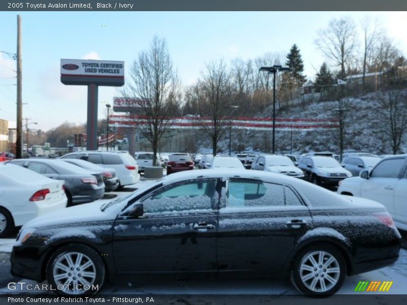 Black / Ivory 2005 Toyota Avalon Limited