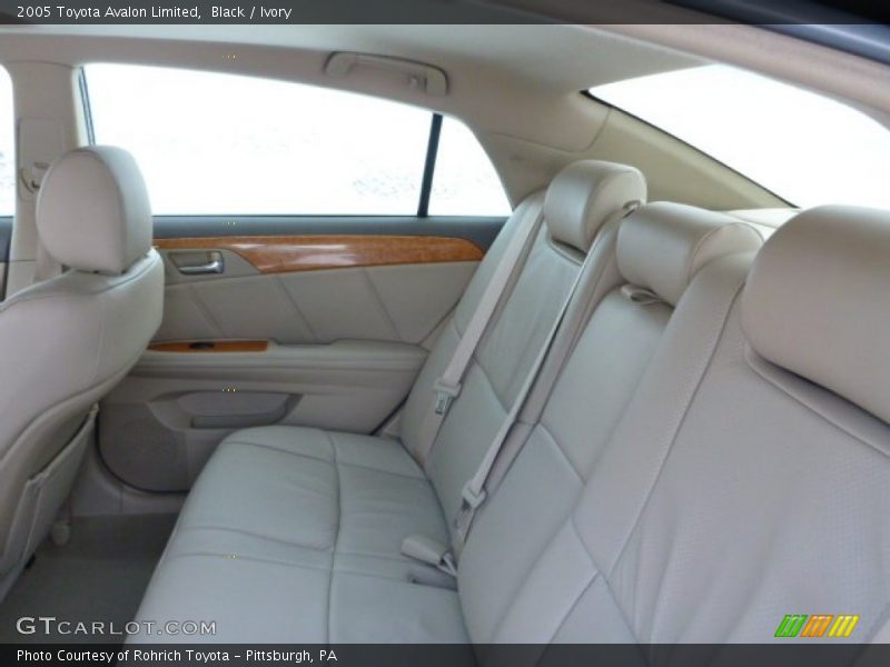 Black / Ivory 2005 Toyota Avalon Limited
