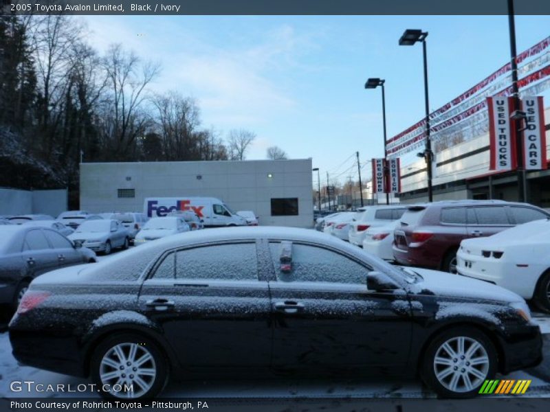 Black / Ivory 2005 Toyota Avalon Limited