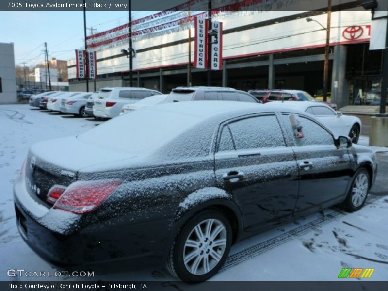 Black / Ivory 2005 Toyota Avalon Limited