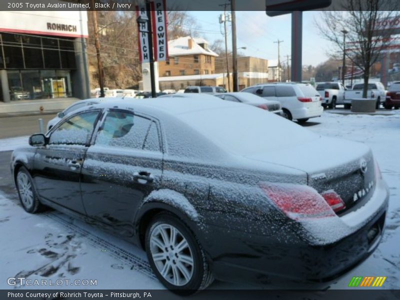 Black / Ivory 2005 Toyota Avalon Limited