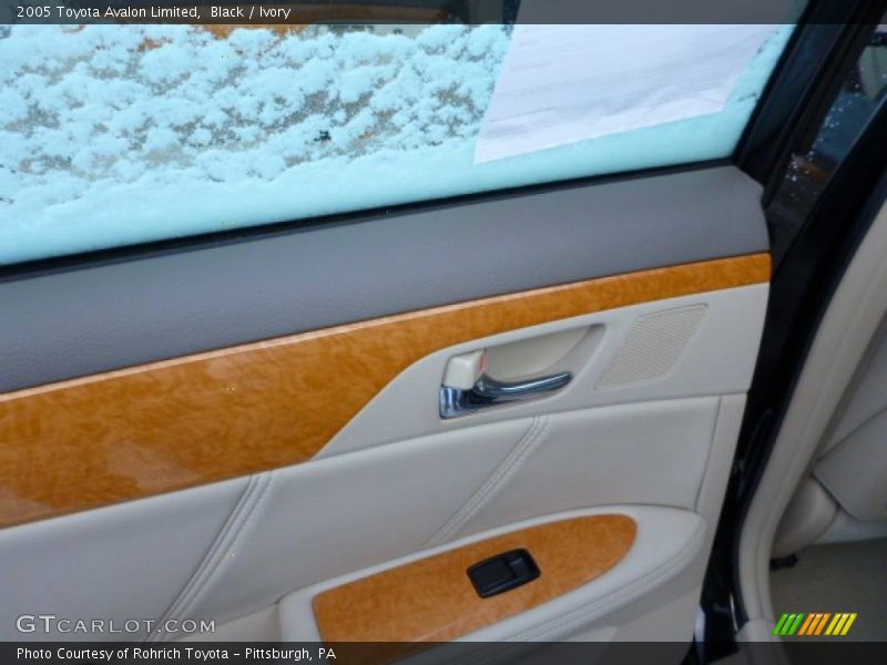 Black / Ivory 2005 Toyota Avalon Limited