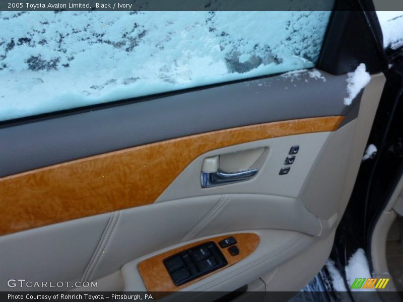 Black / Ivory 2005 Toyota Avalon Limited