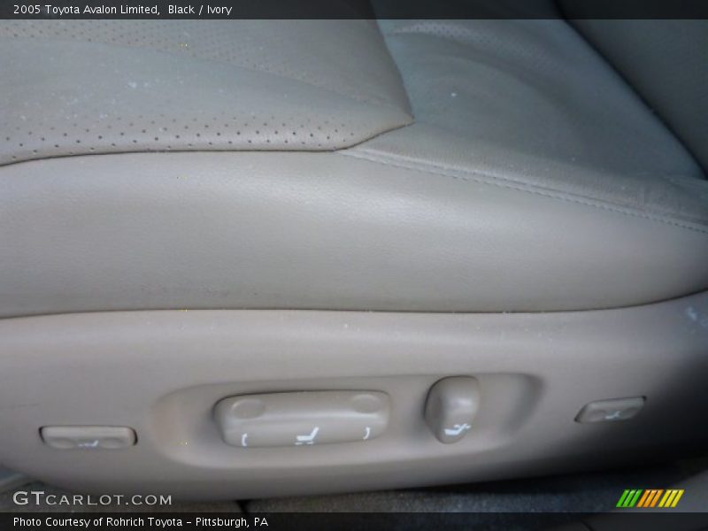 Black / Ivory 2005 Toyota Avalon Limited