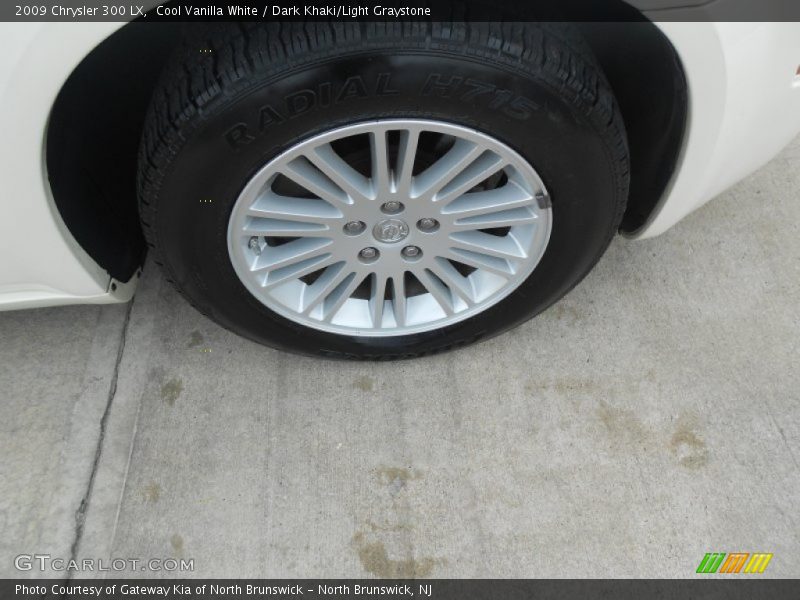 Cool Vanilla White / Dark Khaki/Light Graystone 2009 Chrysler 300 LX
