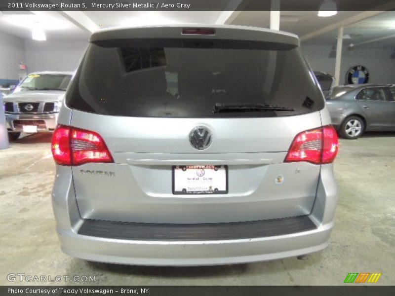 Mercury Silver Metallic / Aero Gray 2011 Volkswagen Routan S