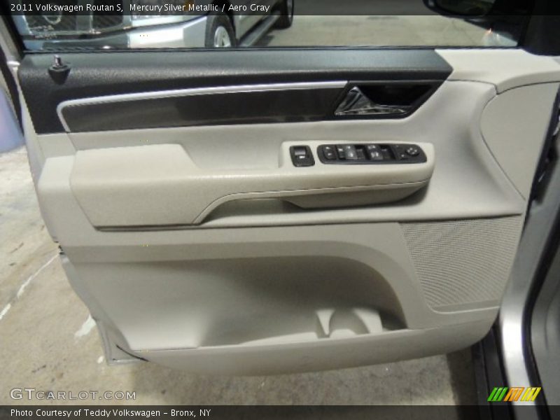 Mercury Silver Metallic / Aero Gray 2011 Volkswagen Routan S