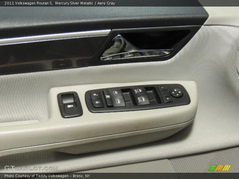 Mercury Silver Metallic / Aero Gray 2011 Volkswagen Routan S