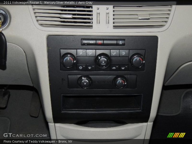 Mercury Silver Metallic / Aero Gray 2011 Volkswagen Routan S