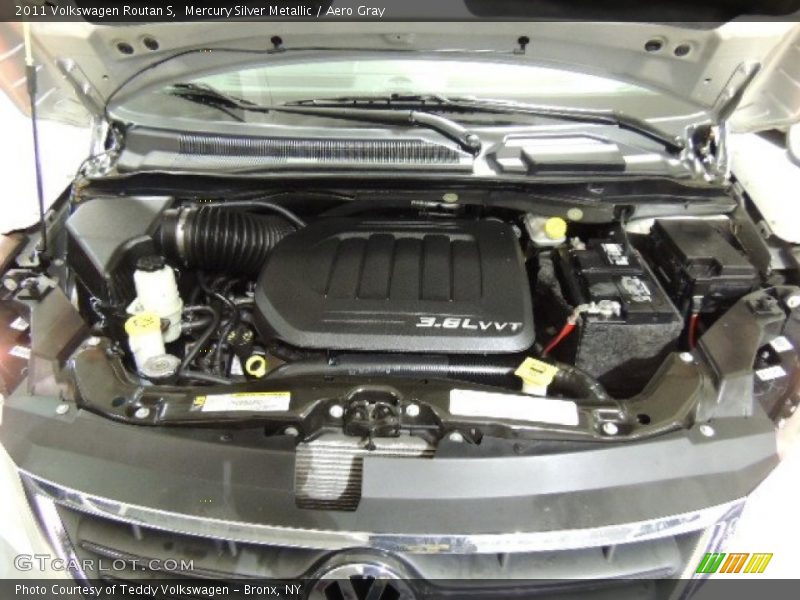 Mercury Silver Metallic / Aero Gray 2011 Volkswagen Routan S