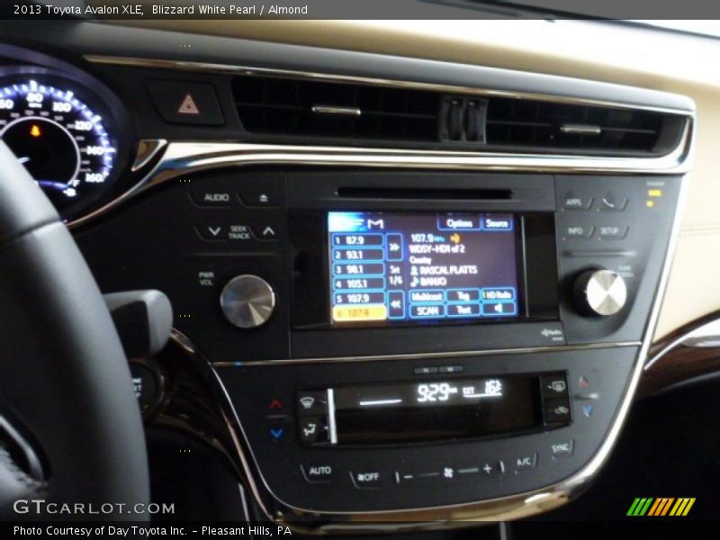 Blizzard White Pearl / Almond 2013 Toyota Avalon XLE