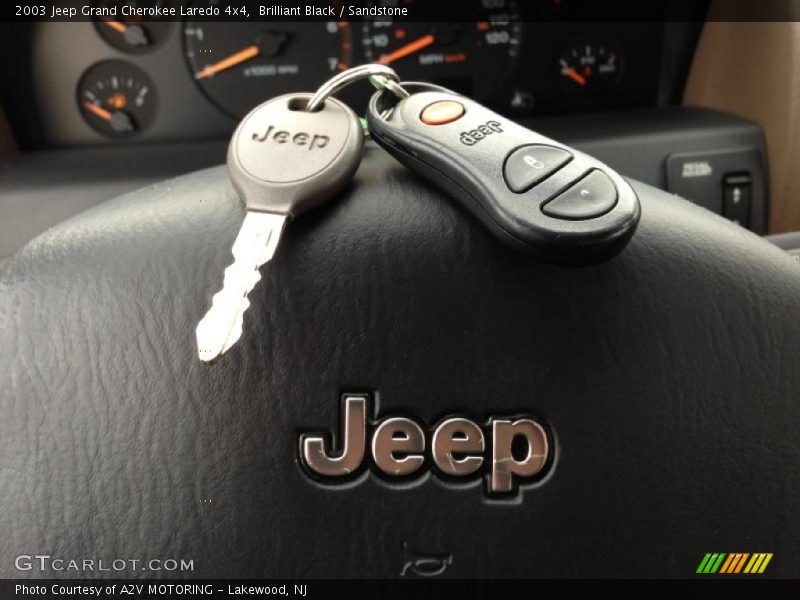 Keys of 2003 Grand Cherokee Laredo 4x4