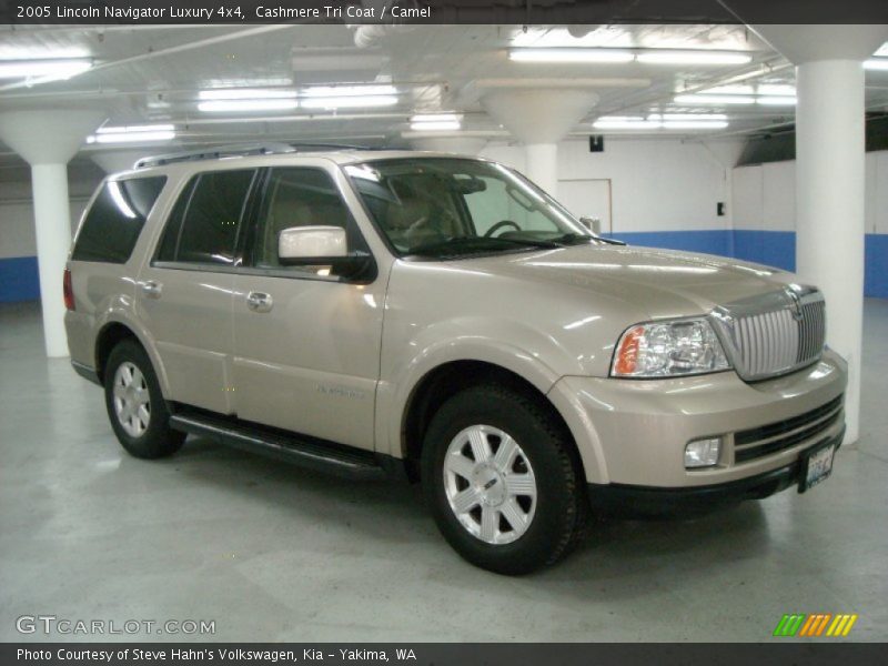 Front 3/4 View of 2005 Navigator Luxury 4x4