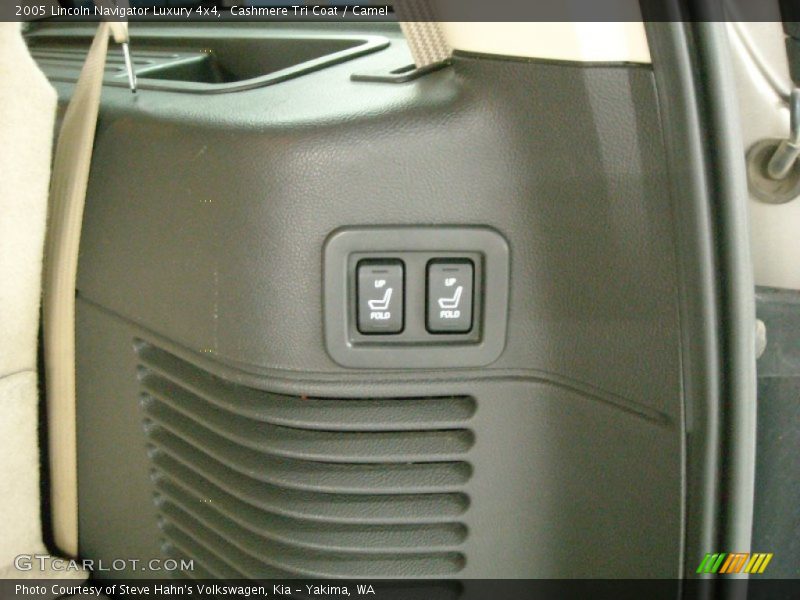 Cashmere Tri Coat / Camel 2005 Lincoln Navigator Luxury 4x4