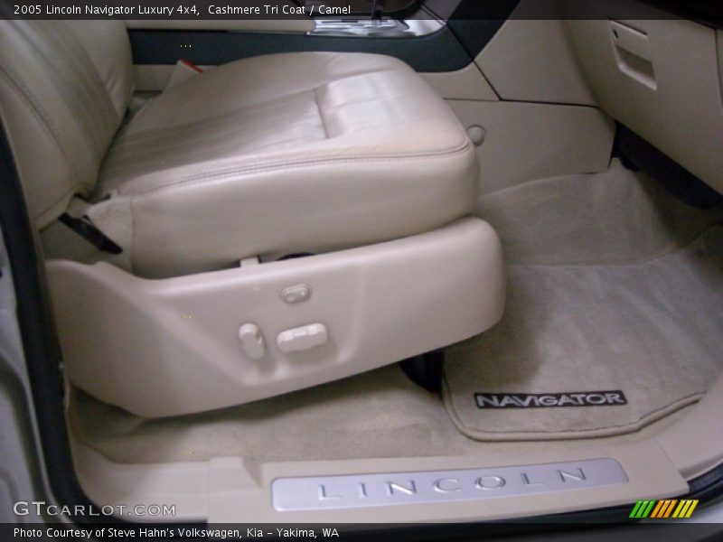 Cashmere Tri Coat / Camel 2005 Lincoln Navigator Luxury 4x4