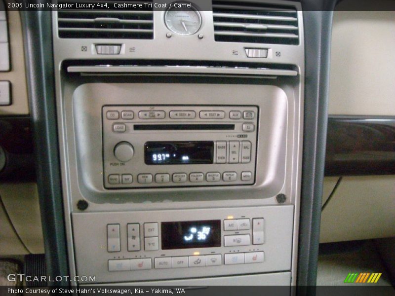 Controls of 2005 Navigator Luxury 4x4