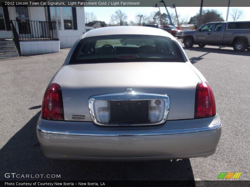 Light Parchment Gold / Light Parchment 2002 Lincoln Town Car Signature