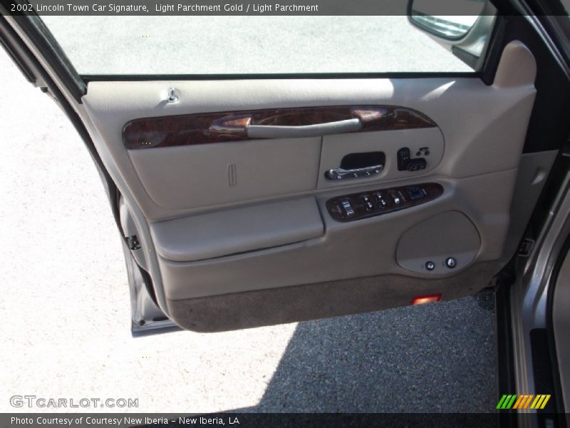 Light Parchment Gold / Light Parchment 2002 Lincoln Town Car Signature