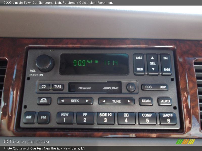 Light Parchment Gold / Light Parchment 2002 Lincoln Town Car Signature