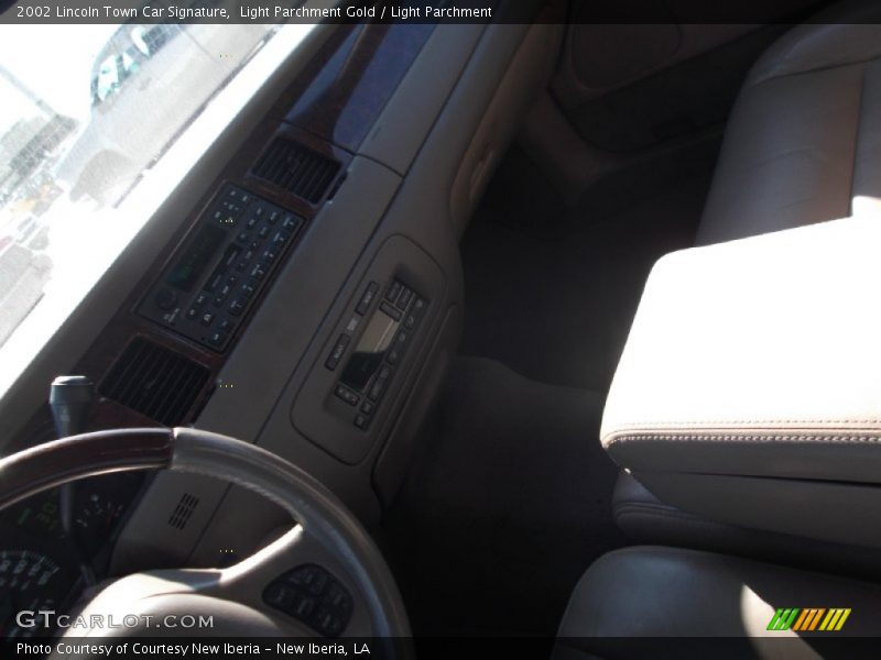 Light Parchment Gold / Light Parchment 2002 Lincoln Town Car Signature