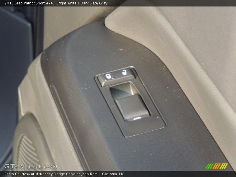 Bright White / Dark Slate Gray 2013 Jeep Patriot Sport 4x4