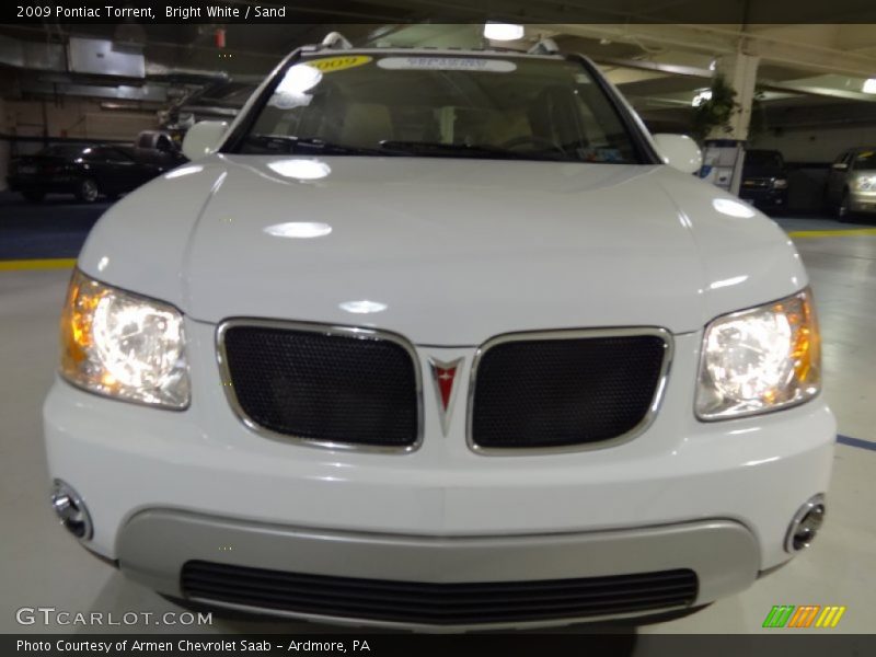 Bright White / Sand 2009 Pontiac Torrent
