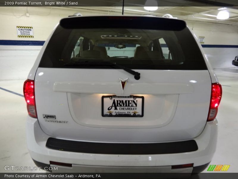 Bright White / Sand 2009 Pontiac Torrent