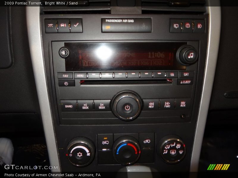 Bright White / Sand 2009 Pontiac Torrent