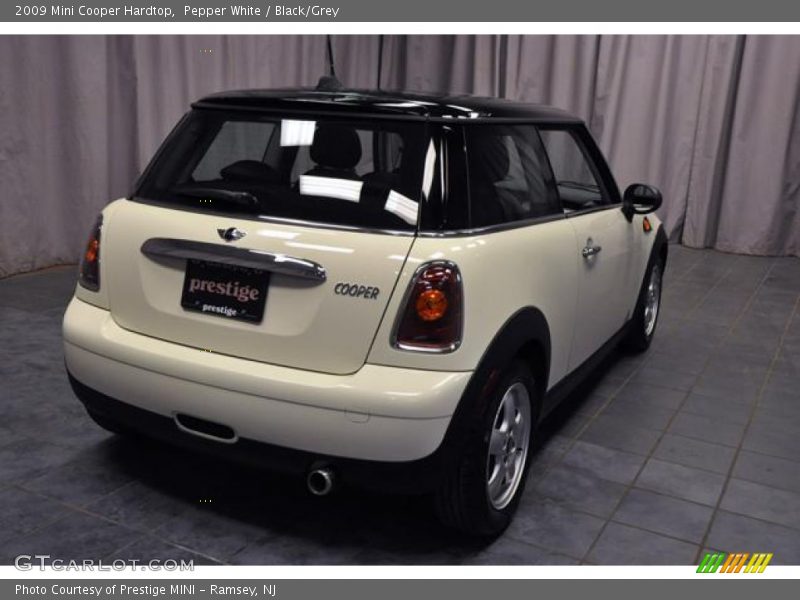 Pepper White / Black/Grey 2009 Mini Cooper Hardtop