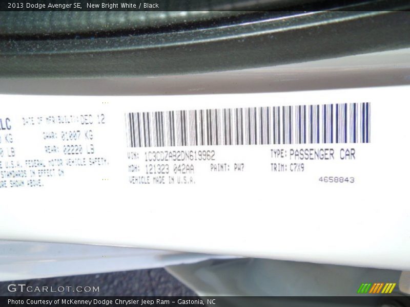 New Bright White / Black 2013 Dodge Avenger SE