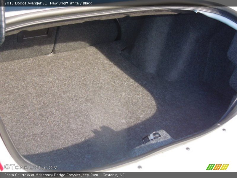 New Bright White / Black 2013 Dodge Avenger SE