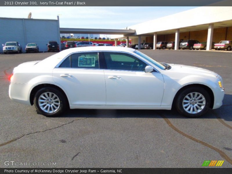Ivory Tri-Coat Pearl / Black 2013 Chrysler 300
