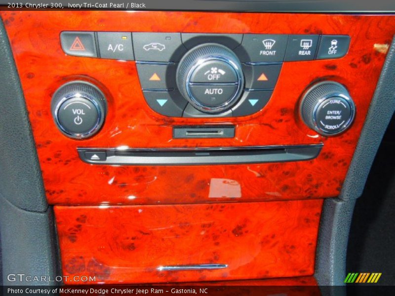 Ivory Tri-Coat Pearl / Black 2013 Chrysler 300