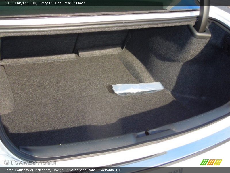 Ivory Tri-Coat Pearl / Black 2013 Chrysler 300