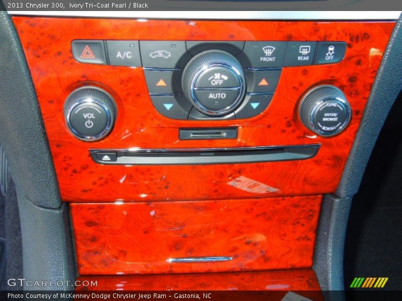 Ivory Tri-Coat Pearl / Black 2013 Chrysler 300