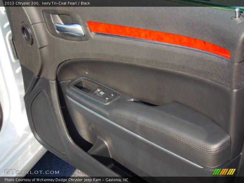 Ivory Tri-Coat Pearl / Black 2013 Chrysler 300