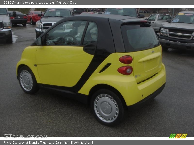  2010 fortwo pure coupe Light Yellow