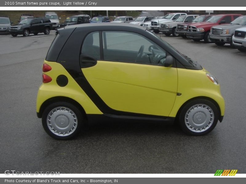  2010 fortwo pure coupe Light Yellow