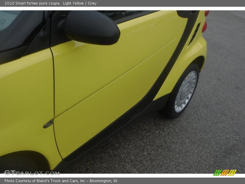 Light Yellow / Grey 2010 Smart fortwo pure coupe