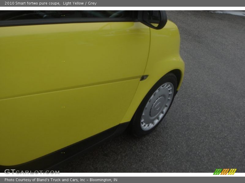 Light Yellow / Grey 2010 Smart fortwo pure coupe