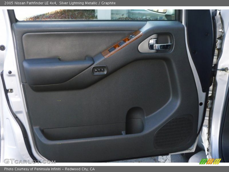 Silver Lightning Metallic / Graphite 2005 Nissan Pathfinder LE 4x4