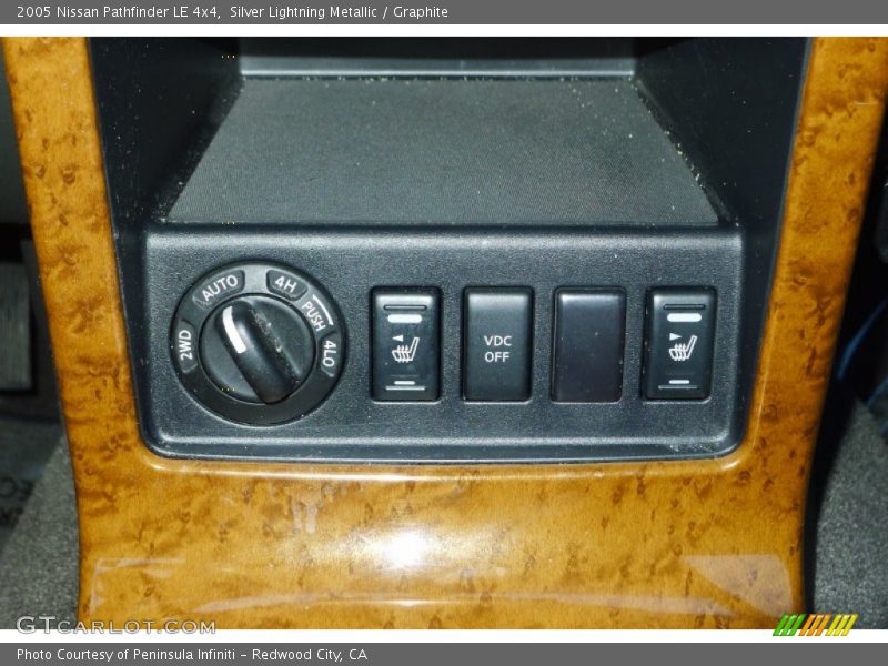 Silver Lightning Metallic / Graphite 2005 Nissan Pathfinder LE 4x4