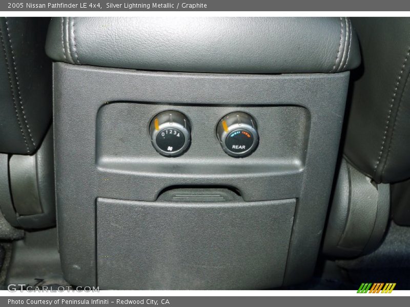 Silver Lightning Metallic / Graphite 2005 Nissan Pathfinder LE 4x4
