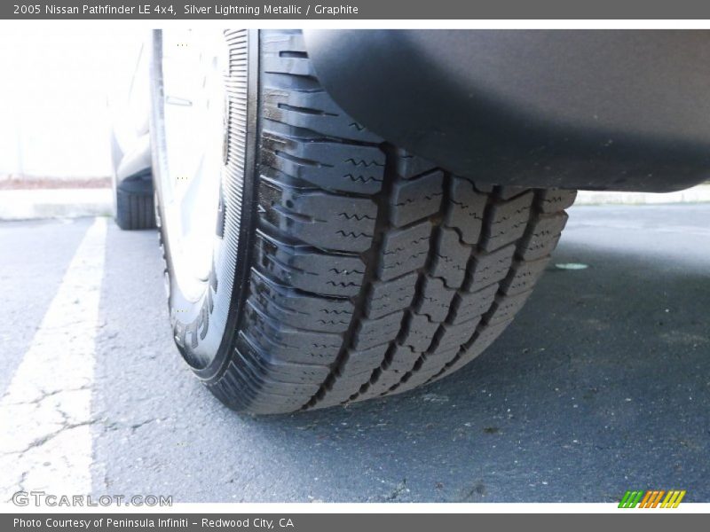 Silver Lightning Metallic / Graphite 2005 Nissan Pathfinder LE 4x4