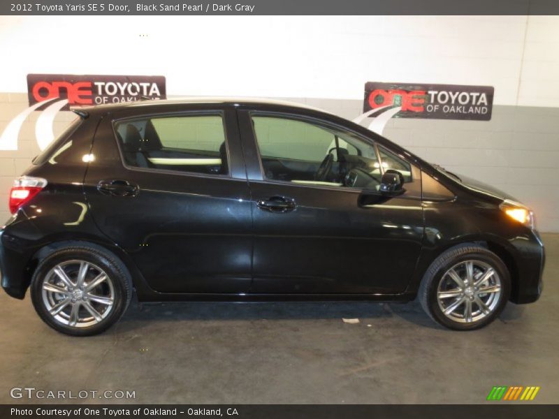 Black Sand Pearl / Dark Gray 2012 Toyota Yaris SE 5 Door