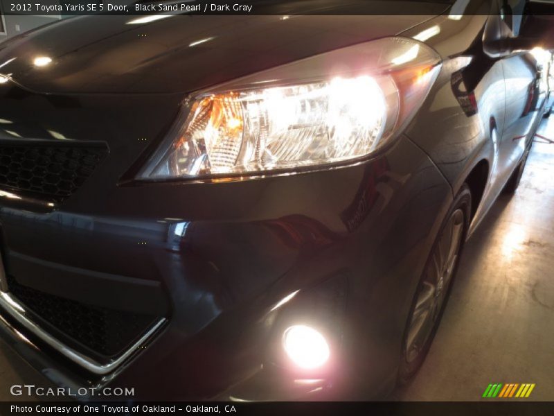 Black Sand Pearl / Dark Gray 2012 Toyota Yaris SE 5 Door