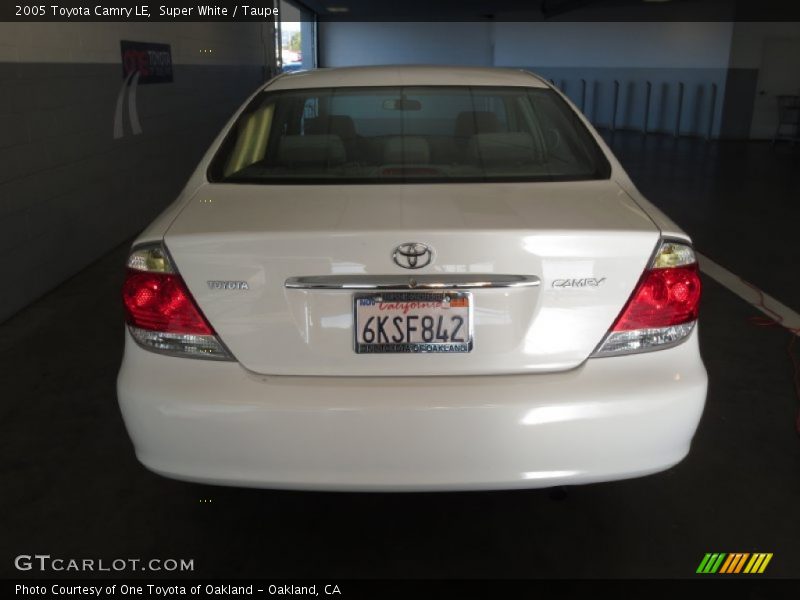 Super White / Taupe 2005 Toyota Camry LE