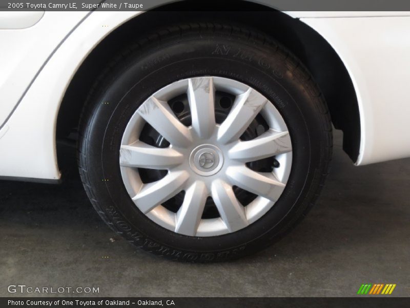 Super White / Taupe 2005 Toyota Camry LE