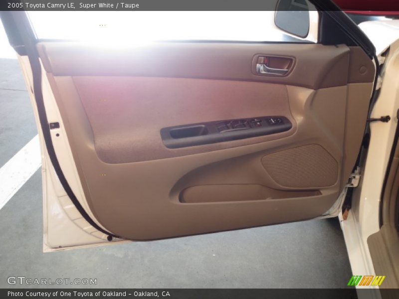 Super White / Taupe 2005 Toyota Camry LE